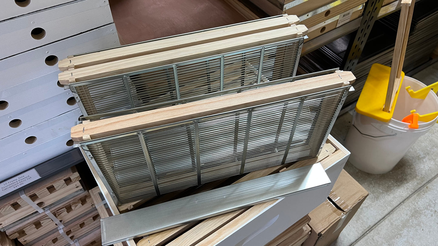 2 Frames Queen Bee Isolation / Containment / Confinement Cage